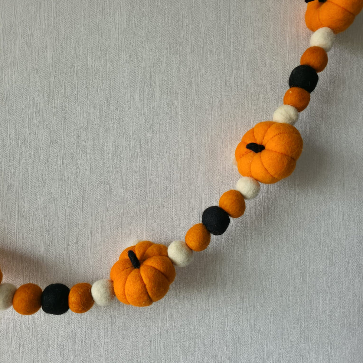 Pumpkin Pompom Bunting – Spooky Nightfall